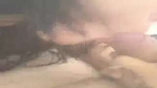 مشهد قضيب صناعي إباحي مع ملكة سمراء تتبول