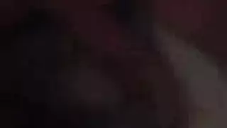مديرة حمراء ترتدي جوارب تأخذ السائل المنوي على ثدييها