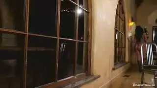 تغري صديق زوجها في المنزل
