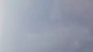 امرأة ناضجة تأخذ صديق ابنها إلى السرير لممارسة جنس عنيف