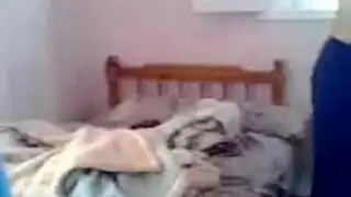 سكس مصري ينيكها امام بنتها الصغيره
