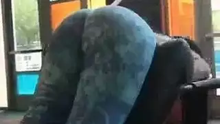 أزواج متبادلون يمارسون الجنس الجماعي مع الرجل المجاور