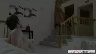 مص خبير: عمل مركز للسان على رأس القضيب