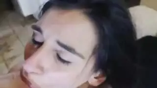 مشهد شرجي صريح: خادمة تأخذ قضيبًا ضخمًا بعمق