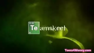 الوسيم ذو النظارات يمارس الجنس الحلقي معي بمجرد أن يقول ذلك