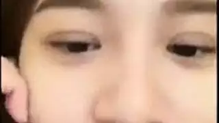آسيوية فلبينية تعبد قضيباً صلباً ضخماً في فيلم إباحي