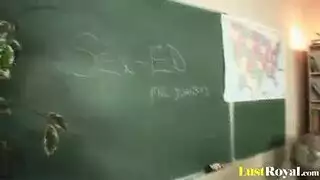 أريا أندرسون تنتشر على الكرسي الأزرق وتملأ ثدييها