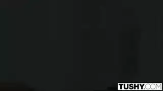 شقراء وسمراء ترشفان الكس ثم تغمرانه بالسائل المنوي