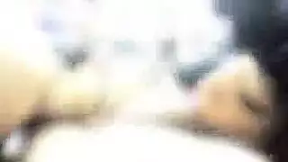 عاملة يفرز في كيسه