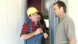 زوجة وقحة تفتح ساقيها لقضيب العميل المتطلب