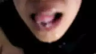 منقبة تلعب الزب الصناعي في كسها
