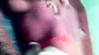 تتظاهر بالنوم حتى يوقظها قضيبه