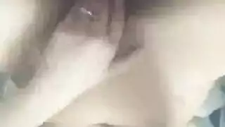 مراهقة مصرية تخلع ملابسها وتستمني كسها الحليق