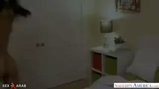 هي تخطط لموعد إباحي بين صديقتها المقربة وأخيها