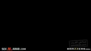 المترجم الأمريكي يُستخدم كأداة جنسية في إباحية عنيفة