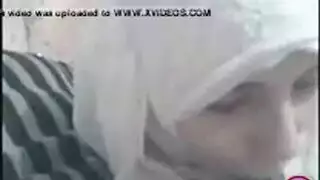 مراهقة عربية تقدم أداء فموياً عميقاً وصعباً