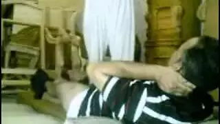 الحجاب يُرفع والساقان مفتوحتان: مستعدة للتلقيح الداخلي