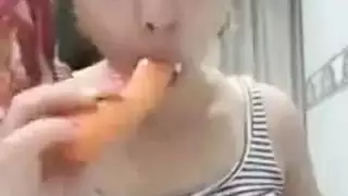 العاهرة الكيوت تنك بقوة وتتوسل للمزيد