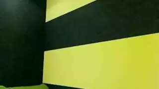 مراهقة تتعرى لاخيها