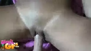 حركة على البلاط: زب ضخم يدك كسها الجشع