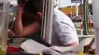 يقعد زوجته على زبره في المطعم