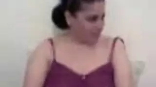 الزوجة الساخنة تتوسل له، وتُمارس الجنس بقوة في هذا المقطع الإباحي