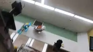 احتفال جنسي على الأريكة: حبيبتان في مقص صريح وهزات جماع