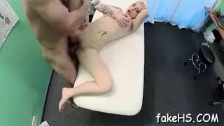 تعرف كيف تجعل رفيقتها في الغرفة تتوسل لممارسة سحاق قوي