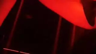 تلميذة مثارة تقشر ملابسها المدرسية وتنشر ساقيها لتصوير إباحي