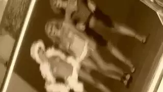 يأكل الأطفال الساخنون كس الرطب لبعضهم البعض في طبيعة واسعة ، أمام الكاميرا