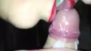 يرضع شفايفها