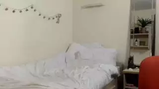 حل مالي للفتاة البريطانية: مص القضيب والحصول على قذف الوجه