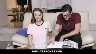 بنت تتحركش بصديق اخوها يلعب بلاي