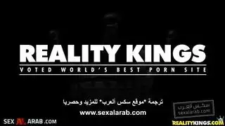 المربية الشهوة تتدرب على تقنيات المص على قضيب صلب