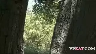 امراتين تقبلان بعضهما