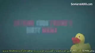 امرأة ناضجة تدمر كسها في مشهد حوض الاستحمام