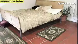 أم عالقة تحت السرير تتعرض لضربات جنسية في مشهد إباحي