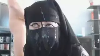 من سيلفي إلى شريط جنسي: محجبة ترتدي الطرطان
