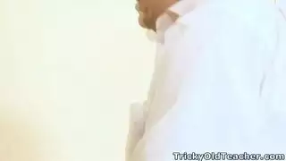 سمراء يوصلها الاستاذ وتمص له