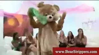 أشقر وسيم يمارس الجنس مع رجل مسن في حفلة جنسية خارجية