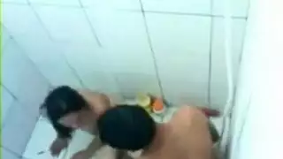 اللعب باللعبة على نفسي ثم جنس جامع معها