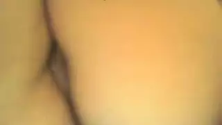 شعر كس حليق وهزاز يئن في نشوة جنسية صريحة