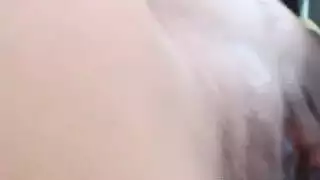 فتاة ممتلئة الجسم تلمس فرجها الضيق المبلل
