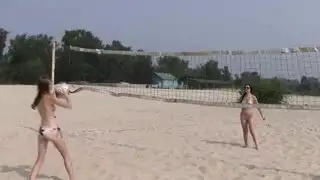 مراهقة صغيرة ذات أثداء مثالية في فيلم إباحي فردي بالهزاز