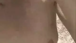 واحد غمض لعيون أخته أو خطاها لخساره في فمها