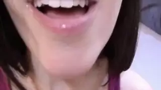 امي تتطلب من رجل أن ينيكني