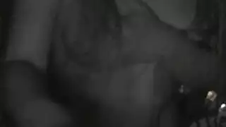 الحلوة تبلغ على آلة القضيب الصناعي ثم تُنكح بقوة