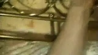 لقطات خفية: امرأة ناضجة تخلع ملابسها ثم تأخذ قضيباً عنيفاً