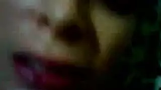 شاب مسيطر في الزي الرسمي يتولى المسؤولية لممارسة جنسية جامحة