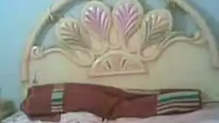 زوجة وقحة تأخذ عدة أعضاء ذكرية خلف ظهر رجلها